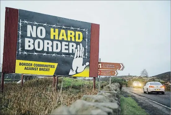  ?? AIDAN CRAWLEY / EFE ?? “No a una frontera dura”, un cartell a Newry, a la divisòria entre la província britànica de l’Ulster i la República d’Irlanda