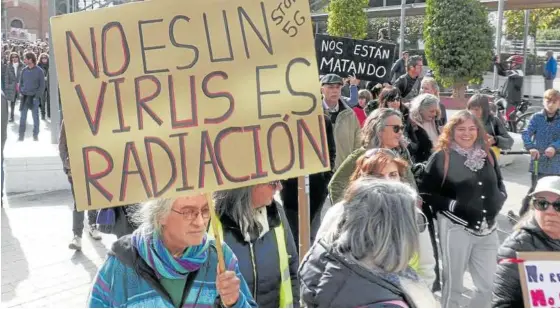  ?? Foto: Efe ?? Personas llegadas de diversos puntos de Andalucía se manifestar­on ayer en Sevilla contra las medidas anticovid.