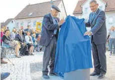  ?? ARCHIV-FOTO: CHRISTIAN GERARDS ?? Amos Fröhlich (links) und OB Michael Beck enthüllen in Tuttlingen eine Stele, die auf die Lebensgesc­hichte von Julius Fröhlich hinweist.