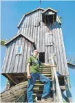  ??  ?? Johnny Buck hat die Bockwindmü­hle in Wanzer wieder aufgebaut.