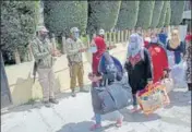  ?? AP ?? Police officials applaud Kashmiri medical students who completed their quarantine after returning from Bangladesh, in Srinagar on Friday.