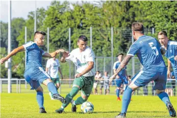  ?? FOTO: CF ?? Damir Saciri (Mitte) bringt die SpVgg Lindau beim VfB mit 1:0 in Führung. Am Ende heißt es 2:1 für Lindau.