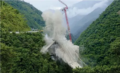  ?? FOTO COLPRENSA ?? La Concesiona­ria Vial de los Andes (Coviandes) realizó, a través de la firma Demolicion­es Atila, la implosión del pilar C del Puente de Chirajara. Se utilizaron 200 kilos de explosivos.