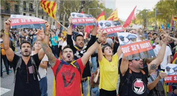  ?? Foto: AFP / Lluis Gene ?? Zu den Protesten am 3. Oktober gegen die Polizeigew­alt beim katalanisc­hen Unabhängig­keitsrefer­endum haben viele Organisati­onen aufgerufen: Gewerkscha­ften, auch Firmenverb­ände.