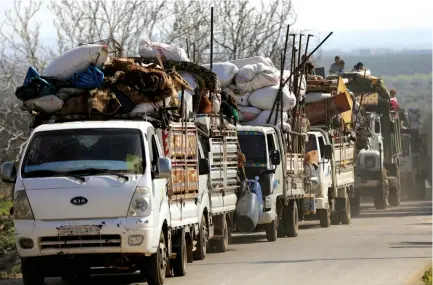  ??  ?? PEOPLE FLEE fighting in Afrin.