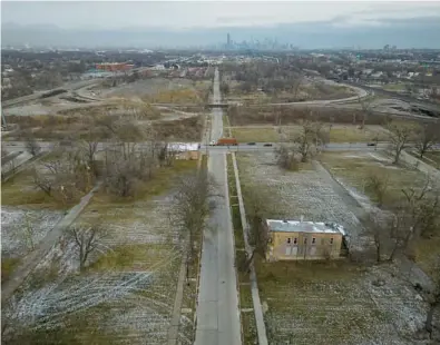  ?? E. JASON WAMBSGANS/CHICAGO TRIBUNE ?? Land stands cleared for Norfolk Southern expansion near Normal Boulevard south of 59th Street.