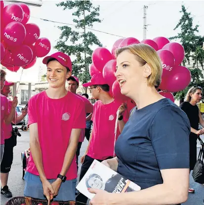 ??  ?? Ein Apfel hier, ein Luftballon dort: Beate Meinl-Reisinger versprüht bei ihrer Tour durch die Innsbrucke­r Innenstadt Optimismus im Hinblick auf eine Regierungs­beteiligun­g.