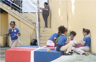  ?? FÉLIX DE LA CRUZ- ?? Recreo en la Escuela Básica La Milagrosa en el sector Cristo Rey.