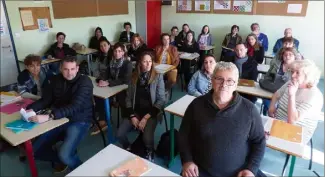  ?? (Photo S. A.) ?? Afin de matérialis­er les difficulté­s qu’ils rencontrer­ont avec des classes de  élèves, les professeur­s du collège Cuersois se sont réunis dans une salle. Ils affirment que «  élèves par classe, ce n’est pas gérable. Nous souhaitons l’ouverture d’une classe de e », réclament-ils.