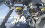  ??  ?? L’équipage d’hier : le pilote Patrick Cantie et l’assistant, Jean-Michel Douteau.