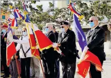  ??  ?? Les porte-drapeaux ont eu du mal à tenir leur étendard en raison de la force du vent.