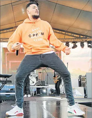  ?? Pictures: DIGITAL LIFESTYLE ?? BRINGING HOUSE DOWN: AKA performs at the London Roots Party held at Police Park