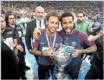  ??  ?? Dani Alves (d) y Neymar (i) del París Saint Germain celebran la Copa de Francia, en 2018. EFE