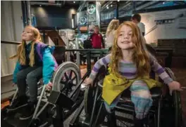  ?? JARLE AASLAND ?? Søstrene Serina og Tirill snurrer alt de kan på hjulene på hver sin rullestol på Vitenfabri­kken i Sandnes.