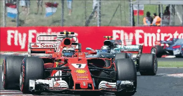  ?? PETER KOHALMI / AFP ?? Räikkönen, segundo, contiene el ritmo de Hamilton al final de la prueba para salvaguard­ar la victoria de su compañero de equipo