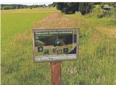  ?? FOTO: OBK ?? Landwirte sollen bei jeder Mahdnutzun­g im Grünland einen mindestens fünf Meter breiten Grasstreif­en unbearbeit­et stehen lassen.