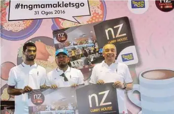  ?? [ FOTO HALIM SALLEH/BH ] ?? Nazir (kanan) pada majlis sambutan Hari Kebangsaan bersama Touch ‘n Go di NZ Curry House di Wangsa Maju, Kuala Lumpur, semalam.