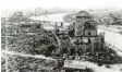  ??  ?? Die Stadt Hiroshima wurde durch die Atombombe zerstört. Die Ruine, die du hier auf diesem alten Foto siehst …