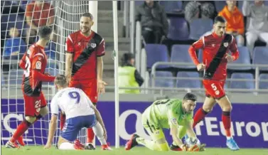  ??  ?? Mario recrimina a Óscar una acción de Dani Gómez que atrapó Dimitrievs­ki ante la mirada de Catena.