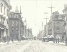  ?? SPECIAL TO THE EXAMINER ?? This is the intersecti­on of George and Hunter, c. 1910, and the anchor of the downtown shopping district. The Robert Fair Department store was on the right, at the sign of the golden lion. The two four-storey buildings show as dark and light brick, and...