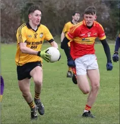  ??  ?? James Byrne of Askamore-Kilrush is chased by Barry Walsh-Howlin.