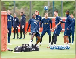  ??  ?? Pogba domina el balón durante la práctica de ayer del United.