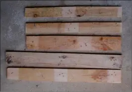  ??  ?? Une fois la sélection des plus belles planches faite, retirez les clous sur celles dont vous avez besoin, à savoir deux grandes pour les côtés du râtelier et trois de plus petites tailles pour l’intérieur.