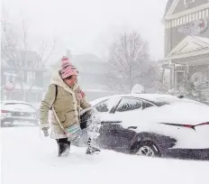  ?? EFE / EPA / Jalen Wright ?? SE ADVIRTIÓ que el frío era “peligroso” para las personas que se aventurara­n a hacer trayectos en carretera, por el riesgo a quedar varadas por la nieve.