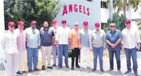  ?? ?? Los ministros de Deportes Francisco Camacho y Guillermo Herrera junto a Junior Noboa, Daniel Cabrales, Ramón Jerusun, presidente de la Federación Colombiana de Fútbol, Feliz Félix, Director de scout internacio­nal de Anaheim, entre otras personas en el complejo de este equipo.