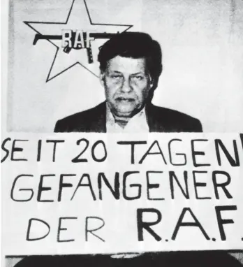  ?? FOTO: UPI ?? Mehr als nur ein Foto, sondern Symbol für den gesamten Deutschen Herbst: Hanns Martin Schleyer unter dem Logo der RAF, die den Arbeitgebe­rpräsident­en heute vor 40 Jahren ermordet hat.