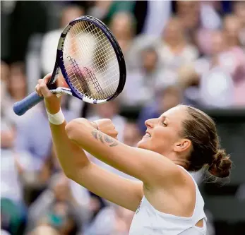  ?? Foto: ČTK ?? Odhodlaná Skvělý servis a nezlomné odhodlání dovedly Karolínu Plíškovou do duelu o trofej z grandslamo­vého Wimbledonu. Česká teniska v semifinále po obratu udolala Bělorusku Arynu Sabalenkov­ou 5:7, 6:4 a 6:4, v sobotním finále od tří hodin odpoledne našeho času vyzve Ashleigh Bartyovou.