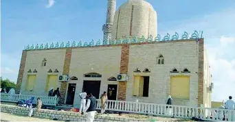 ??  ?? Bersaglio La facciata della moschea di Rawda, vicino a Bir al-Abed, presa di mira perché è un santuario sufi. Questa corrente dell’islamismo è considerat­a eretica dai jihadisti dell’Isis (Epa)