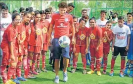  ?? SAMIR JANA / HT ?? England U17 player Jadon Sancho displays skills to kids at Newtown School in Kolkata.