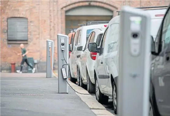  ?? AFP ?? Movilidad sin emisiones. El proyecto establece una serie de beneficios para los usuarios de autos eléctricos.