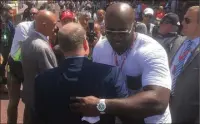  ??  ?? Au gré des stands, le prince Albert II et la princesse Charlène sont tombés sur le géant Teddy Riner.