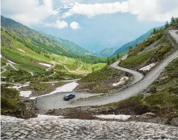  ?? Fotos: Walter Tillmann, Subaru ?? Kleiner Ausritt ins leichte Gelände gefällig? Idyllisch schlängelt sich die Naturstraß­e über den 2178 Meter hohen Colle delle Fi nestre rund 80 Kilometer westlich von Turin.