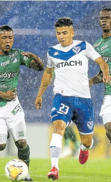  ??  ?? Thiago Almada, gambetas y atrevimien­to en Vélez