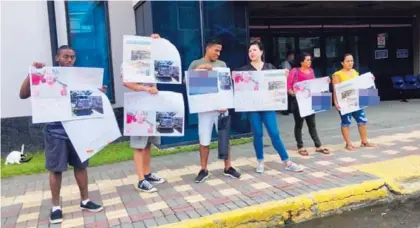  ?? RAÚL CASCANTE ?? Los familiares de Dina Flores se manifestar­on al frente de los Tribunales de Limón.