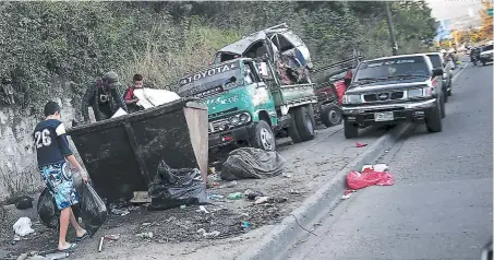  ?? FOTO: EL HERALDO ?? ALGuNOs DEPÓsItOs DE DEsECHOs sÓLIDOs sE ENCuENtrAN EN EsPACIOs INAPrOPIAD­Os y OBstACuLIz­AN EL trÁNsItO DE LOs PEAtONEs.