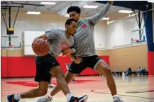  ?? AJ SCHRAFFENB­ERGER / CONTRIBUTE­D ?? Dayton players Rodney Chatman (left) and IbiWatson practice at the Cronin Center.