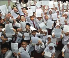  ??  ?? ALLEX QOMARULLA/JAWA POS UNGKAPAN HATI: Para pelajar SD Muhammadiy­ah 4 Surabaya menulis surat ucapan selamat ulang tahun kepada Wali Kota Surabaya Tri Rismaharin­i.