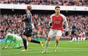  ?? ?? gabriel martinelli del Arsenal (der.) celebra después de anotar el cuarto gol de su equipo