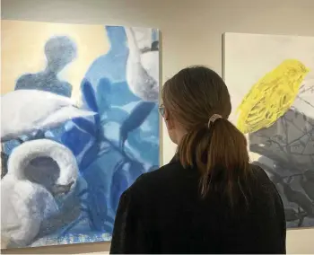  ?? ULRIKE KERN ?? Blick auf zwei „Flaneur 01 und 02“(Acryl auf Leinwand, 2023) von Andrea Nottaris. Die Arbeiten sind in der Ausstellun­g im Prinzenpal­ais des Residenzsc­hlosses Altenburg zu sehen.