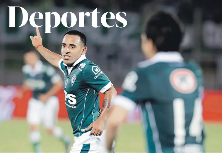  ?? FOTO: AGENCIA UNO. ?? Jorge Luna celebra el primer gol de Santiago Wanderers frente a la UC.