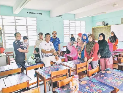  ??  ?? SEMANGAT: Ibu bapa yang hadir bersama merakam kenangan semasa Program Gotong-Royong Perdana SK Ibnu Khaldun.