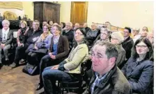  ??  ?? Elus et bénévoles furent nombreux à venir écouter les perspectiv­es d’avenir de la ferme d’Antan, exposées par Madeleine Houzé.