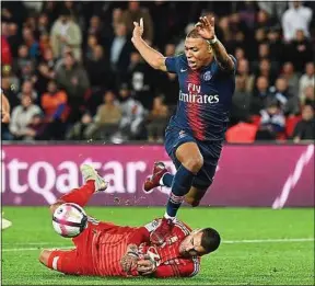  ??  ?? Kylian Mbappé a provoqué un penalty et marqué quatre buts face à l’OL.