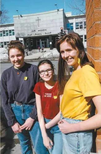  ?? RENAUD PHILIPPE LE DEVOIR ?? Gaëlle Grimard, Kimy Boivin et Célestine Uhde, trois membres du mouvement des carrés jaunes