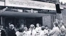  ?? ARCHIVFOTO­S: BRASS, RP ?? Krefelds Eislaufleg­ende Ina Bauer gibt ihren Fans vor dem Eingang der WernerRitt­berger-Halle Autogramme.