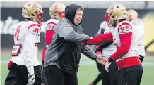  ?? THE CANADIAN PRESS/AARON LYNETT ?? Laval coach Glen Constantin works with players during practice leading up Saturday’s Vanier Cup game.
